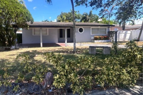 House in Pompano Beach, Florida 3 bedrooms, 115.01 sq.m. № 2030825