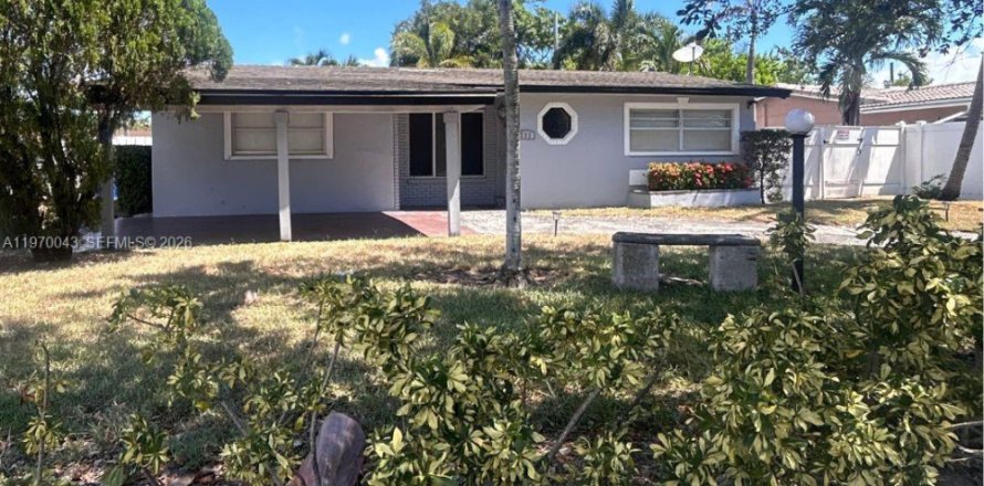 House in Pompano Beach, Florida 3 bedrooms, 115.01 sq.m. № 2030825