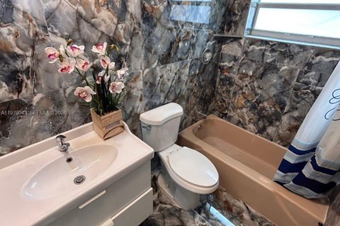 House in Pompano Beach, Florida 3 bedrooms, 115.01 sq.m. № 2030825 - photo 12