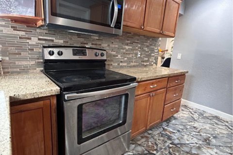 House in Pompano Beach, Florida 3 bedrooms, 115.01 sq.m. № 2030825 - photo 13