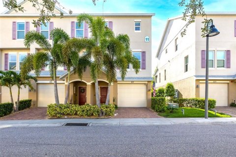 Townhouse in Tarpon Springs, Florida 3 bedrooms, 169.83 sq.m. № 1820898 - photo 1