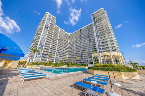 Copropriété à vendre à North Bay Village, Floride: 2 chambres, 95.69 m2 № 1950399 - photo 1