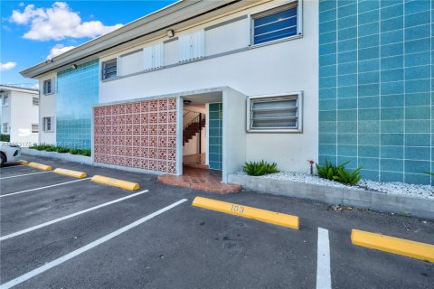 Commercial property in Miami Shores, Florida № 1860516 - photo 12