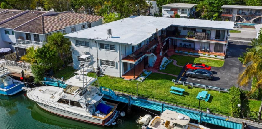 Commercial property in Miami Shores, Florida № 1860516