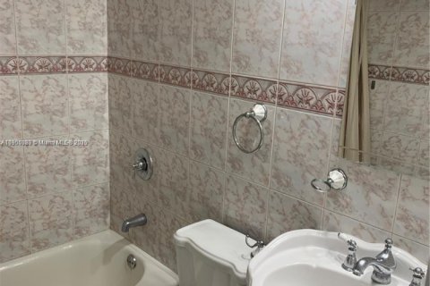 Снять в аренду виллу или дом в Майами, Флорида 3 спальни, 99.41м2, № 1956099 - фото 10