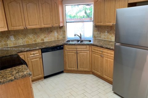 Снять в аренду виллу или дом в Майами, Флорида 3 спальни, 99.41м2, № 1956099 - фото 6