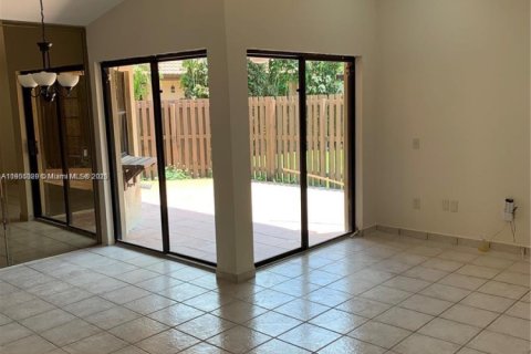 Снять в аренду виллу или дом в Майами, Флорида 3 спальни, 99.41м2, № 1956099 - фото 3