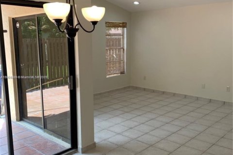 Снять в аренду виллу или дом в Майами, Флорида 3 спальни, 99.41м2, № 1956099 - фото 5