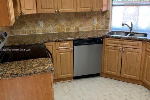 Снять в аренду виллу или дом в Майами, Флорида 3 спальни, 99.41м2, № 1956099 - фото 7