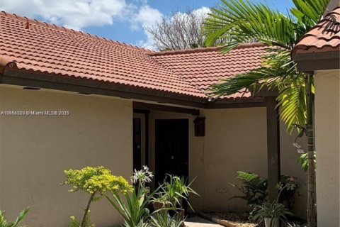 Снять в аренду виллу или дом в Майами, Флорида 3 спальни, 99.41м2, № 1956099 - фото 2