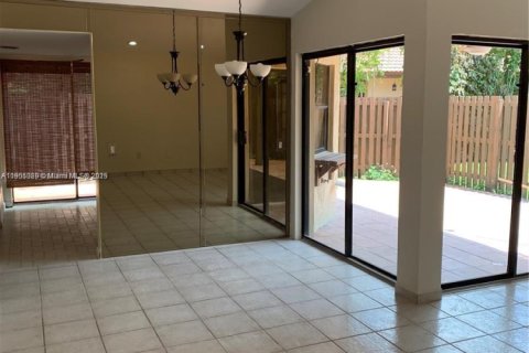 Снять в аренду виллу или дом в Майами, Флорида 3 спальни, 99.41м2, № 1956099 - фото 4