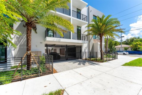 Townhouse in Miami, Florida 3 bedrooms, 170.1 sq.m. № 1941915 - photo 2
