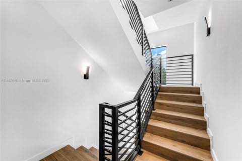 Townhouse in Miami, Florida 3 bedrooms, 170.1 sq.m. № 1941915 - photo 6