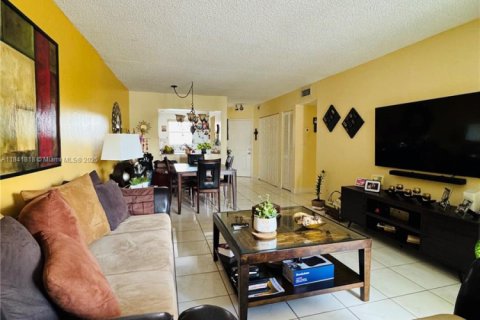 Condominio en venta en Hialeah, Florida, 2 dormitorios, 101.82 m2 № 1834552 - foto 14
