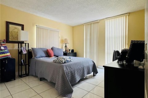 Condominio en venta en Hialeah, Florida, 2 dormitorios, 101.82 m2 № 1834552 - foto 11