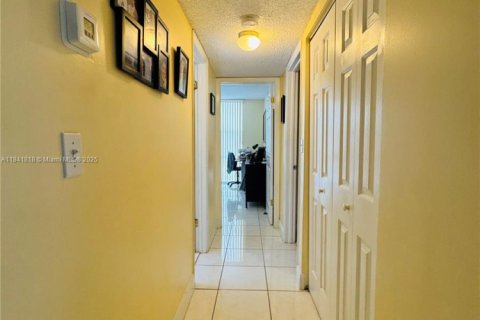 Condominio en venta en Hialeah, Florida, 2 dormitorios, 101.82 m2 № 1834552 - foto 8