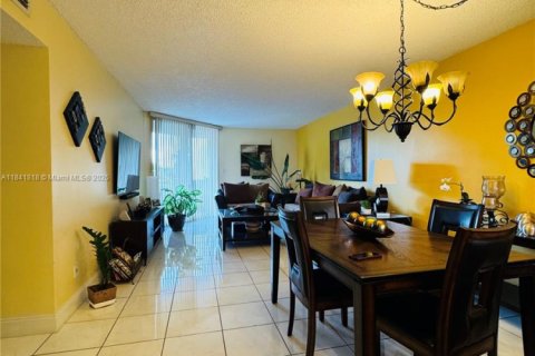 Condominio en venta en Hialeah, Florida, 2 dormitorios, 101.82 m2 № 1834552 - foto 5