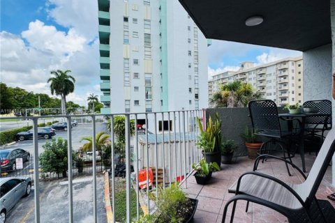 Condominio en venta en Hialeah, Florida, 2 dormitorios, 101.82 m2 № 1834552 - foto 2