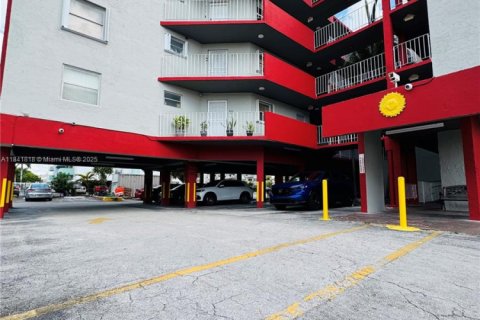 Condominio en venta en Hialeah, Florida, 2 dormitorios, 101.82 m2 № 1834552 - foto 3