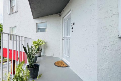 Condominio en venta en Hialeah, Florida, 2 dormitorios, 101.82 m2 № 1834552 - foto 1
