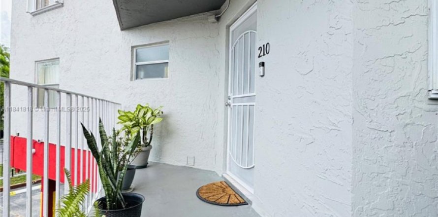 Condominio en Hialeah, Florida, 2 dormitorios № 1834552