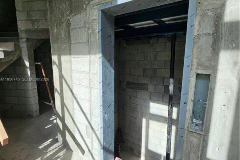 Propiedad comercial en venta en Miami, Florida № 2158288 - foto 10