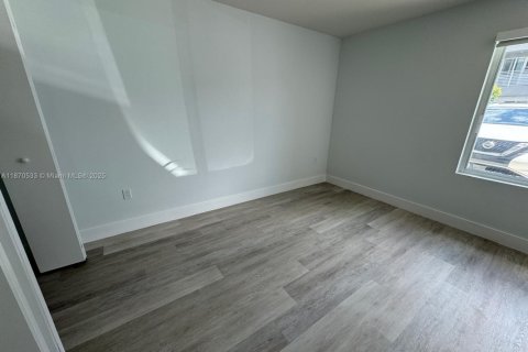 Adosado en alquiler en Miami, Florida, 3 dormitorios, 127.83 m2 № 2059763 - foto 1