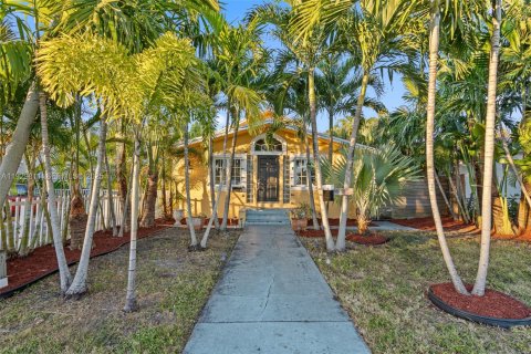 Casa en venta en Hollywood, Florida, 3 dormitorios, 128.02 m2 № 1989132 - foto 2