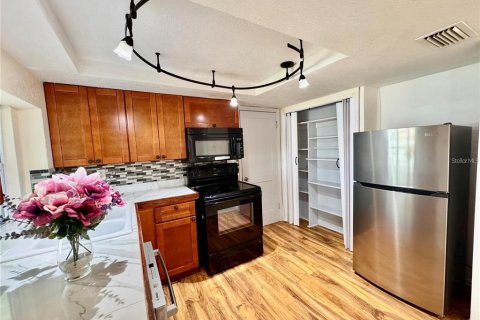 House in New Port Richey, Florida 3 bedrooms, 99.22 sq.m. № 1915172 - photo 9
