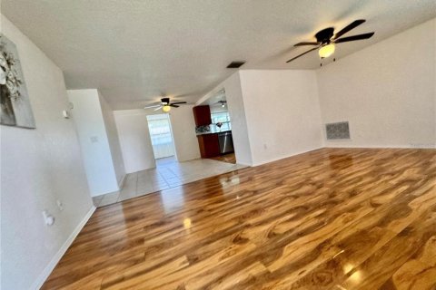House in New Port Richey, Florida 3 bedrooms, 99.22 sq.m. № 1915172 - photo 4