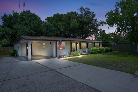 House in Mary Esther, Florida 3 bedrooms, 128.86 sq.m. № 561511 - photo 1