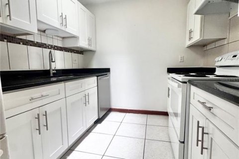 Townhouse in Kissimmee, Florida 2 bedrooms, 86.4 sq.m. № 1908342 - photo 5