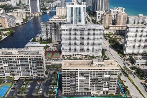 Condo in Hallandale Beach, Florida, 2 bedrooms № 2075592