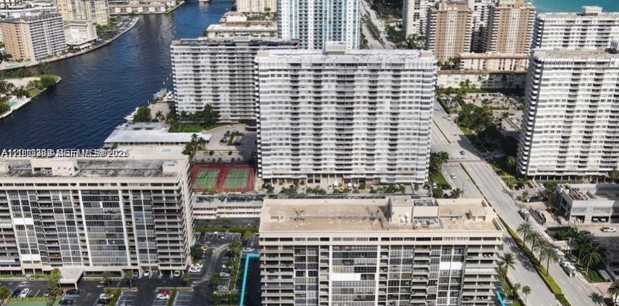 Condo in Hallandale Beach, Florida, 2 bedrooms  № 2075592