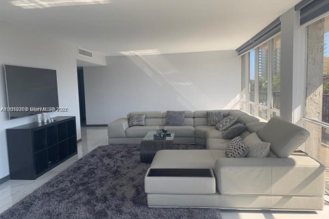 Condo in Hallandale Beach, Florida, 2 bedrooms  № 2075592 - photo 11