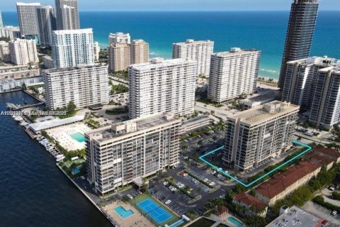 Condo in Hallandale Beach, Florida, 2 bedrooms  № 2075592 - photo 2