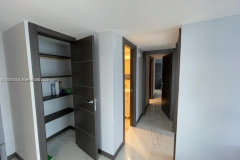 Condo in Hallandale Beach, Florida, 2 bedrooms  № 2075592 - photo 22