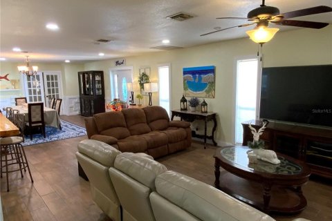 House in Lady Lake, Florida 4 bedrooms, 222.78 sq.m. № 2116316 - photo 6