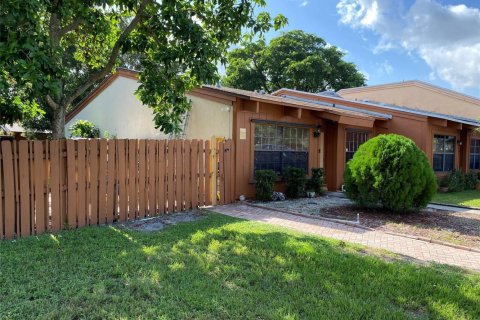 Touwnhouse à louer à Lauderhill, Floride: 2 chambres, 99.96 m2 № 2393244 - photo 2