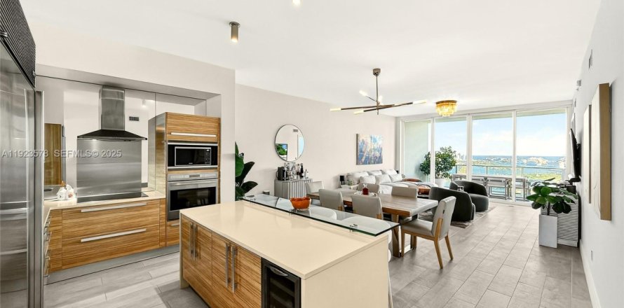 Condominio en Miami, Florida, 3 dormitorios  № 1981994