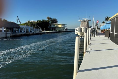 House in Key Largo, Florida 4 bedrooms, 185.62 sq.m. № 2001017 - photo 16