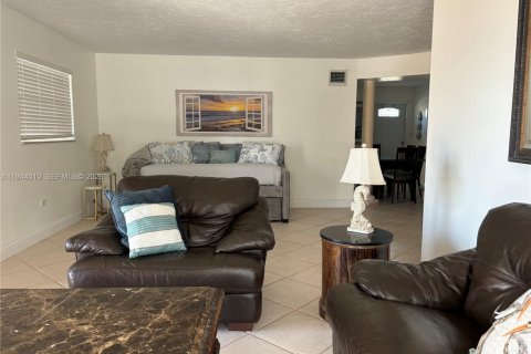 House in Key Largo, Florida 4 bedrooms, 185.62 sq.m. № 2001017 - photo 18