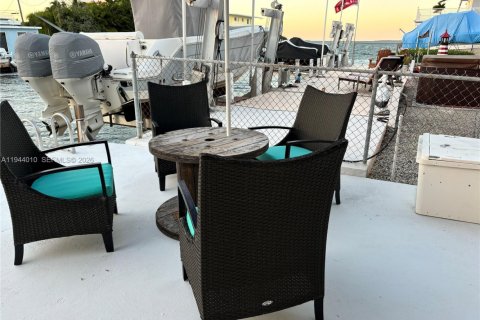 House in Key Largo, Florida 4 bedrooms, 185.62 sq.m. № 2001017 - photo 9