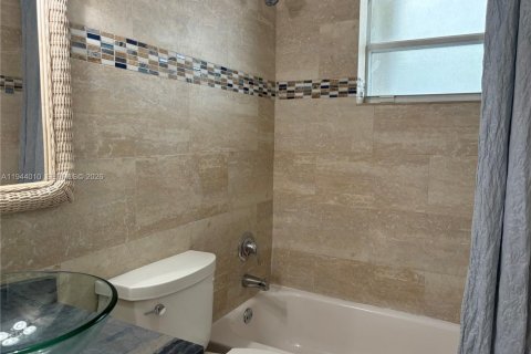 House in Key Largo, Florida 4 bedrooms, 185.62 sq.m. № 2001017 - photo 15