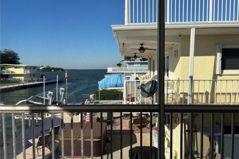 House in Key Largo, Florida 4 bedrooms, 185.62 sq.m. № 2001017 - photo 12