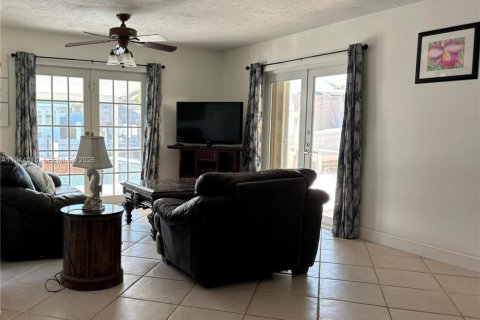 House in Key Largo, Florida 4 bedrooms, 185.62 sq.m. № 2001017 - photo 13