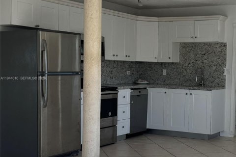 House in Key Largo, Florida 4 bedrooms, 185.62 sq.m. № 2001017 - photo 8