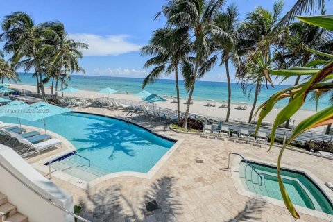 Condo in Hollywood, Florida, 3 bedrooms  № 1375771 - photo 29
