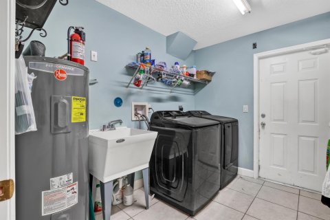 House in Jupiter, Florida 4 bedrooms, 263.47 sq.m. № 2424760 - photo 29