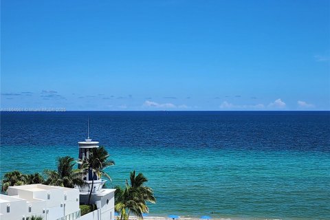 Condominio en alquiler en Hollywood, Florida, 2 dormitorios, 72.46 m2 № 1957509 - foto 1